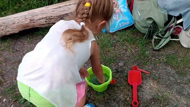 Аня на рыбалке вместе с плюшевым медведем Ловят рыбу Царевна лягушка Колибри арт Colibri art смотреть онлайн