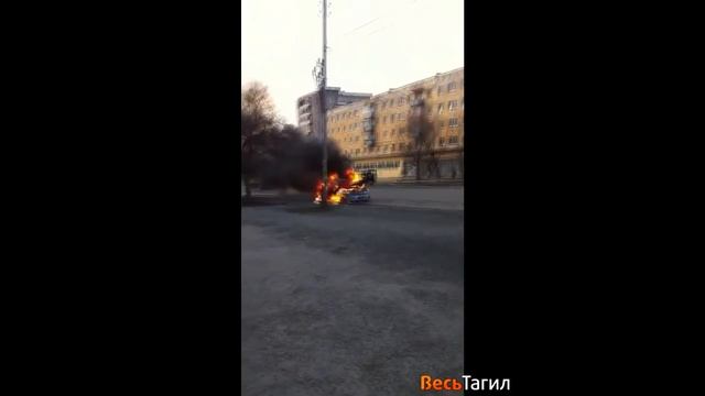 Сегодня утром в Нижнем Тагиле на Вагонке сгорела машина смотреть онлайн