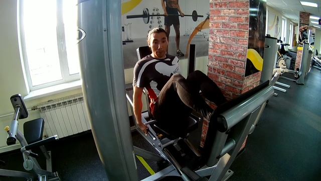 Жим ногами в блочном тренажёре с узкой постановкой ног смотреть онлайн