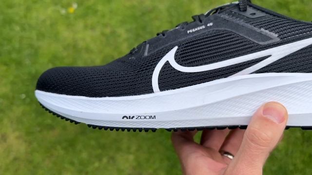Nike Pegasus 40 Vs Hoka Clifton 9 | Which daily cushioned shoe should you buy? смотреть онлайн