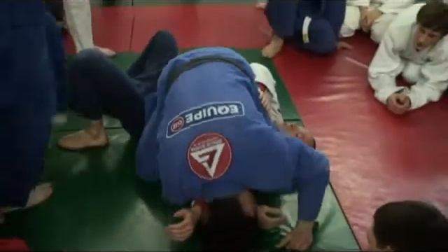 Рычаг локтя из сайд маунт контроль (armbar From Side Control)