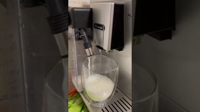 Нет пены? Капучинатор в кофемашине не пенит молоко. Что делать? смотреть онлайн