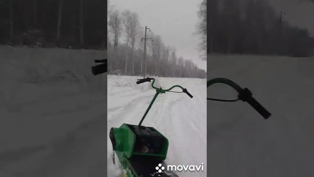 Мини снегоход проверяем на прочность в мокрый снег. Решили покататься по лесу! смотреть онлайн