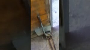 Фляжный запор для гаражных ворот.
