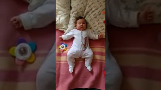 Kid sneezed beautifully, Малыш красиво чихнул, الطفل يعطس بشكل جميل، смотреть онлайн