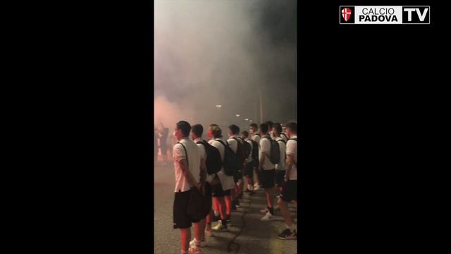 Tifosi biancoscudati accolgono il Padova all'Aeroporto di Verona di ritorno da Avellino смотреть онлайн