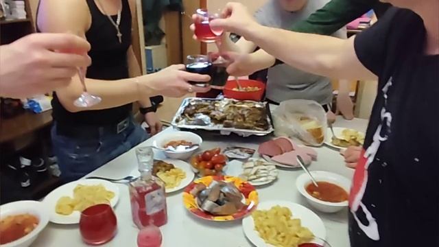 НОВЫЙ УРЕНГОЙ/ У ТОЛИ, НОВОГОДНЯЯ ЗАКУПКА/ГОТОВИМ ХОЛОДЕЦ смотреть онлайн