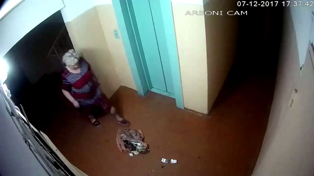 Пенсионерка терроризирует соседей мусором смотреть онлайн