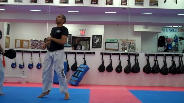 Taekwondo Drills Triple Roundhouse Crescent (Crossing) Kick Combo to the Head смотреть онлайн