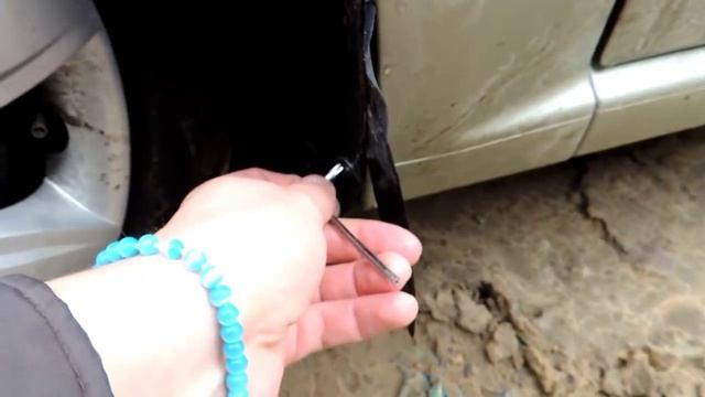 Рено Логан Установка универсальных Брызговиков.mp4