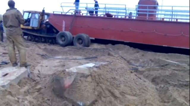 Спуск баржи на воду смотреть онлайн