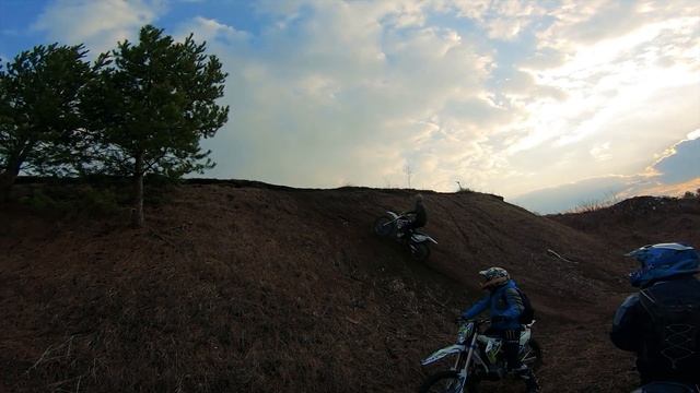 ВЕЧЕРНЯЯ ЭНДУРО ТРЕНЯ В СУХАНОВСКОМ | ВАЛИТ НА AVANTIS FX 250 LUX | GR2 OPTIMUM смотреть онлайн