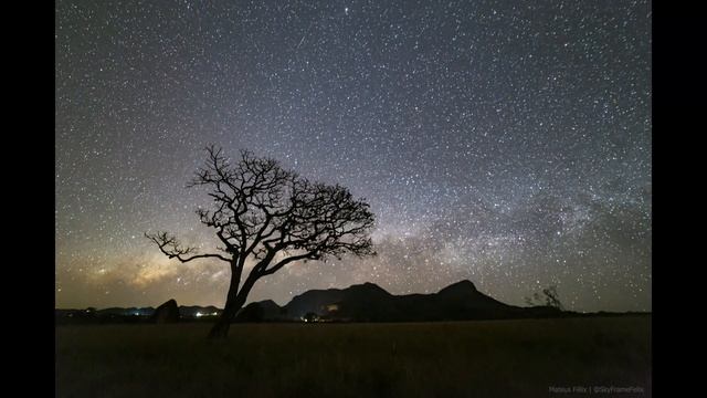 Timelapse of the Milky Way behind the Whale Hill смотреть онлайн