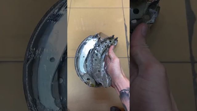 Обзор задних барабанных колодок на Mitsubishi Colt