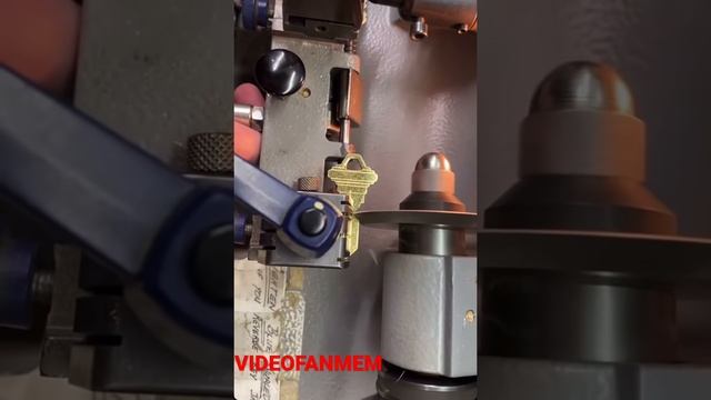 Мастер по изготовке ключей! #shorts #ключи #ключ #key #мастер #ключник Подпишись! смотреть онлайн