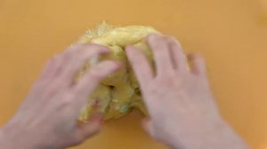 Приятное видео о том, как приготовить глянцевый слайм, смешав все купленные в магазине смузи