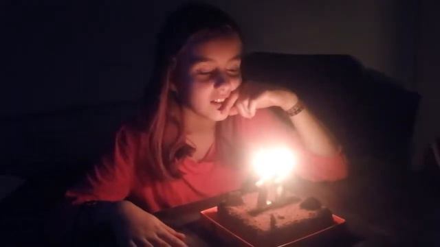 Соня задувает свечи на тортике в 11 лет смотреть онлайн