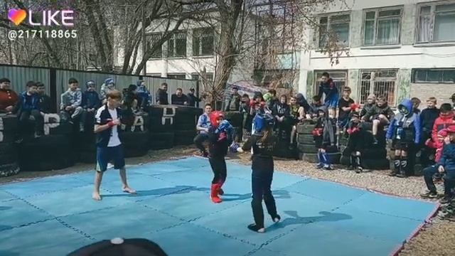 Я в синем шлеме и я в синем шлеме и я занял первое место и у меня много подписчиков ставьте лайки п смотреть онлайн