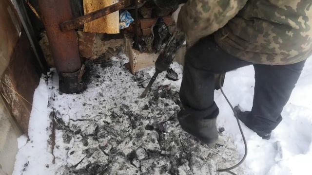 Отбойный молоток ИЭ4211 долбит лёд. смотреть онлайн
