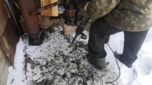 Отбойный молоток ИЭ4211 долбит лёд.