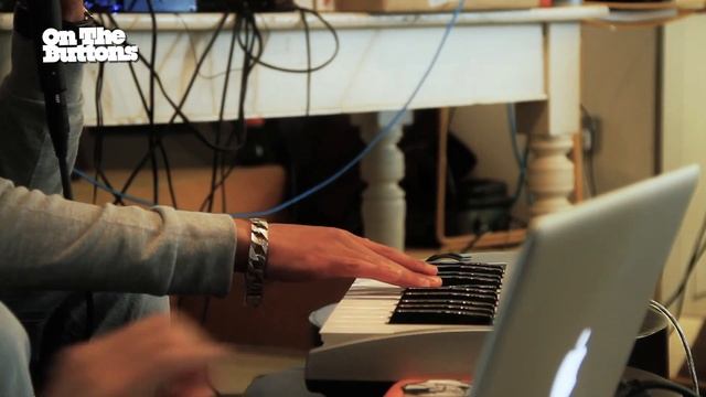 On The Buttons - Making A Beat With Swindle смотреть онлайн
