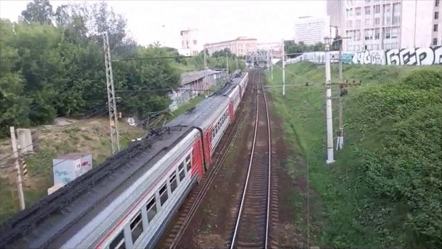 Электропоезд недалеко от станции метро Дмитровская