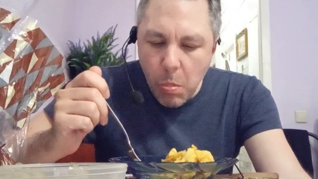 ASMR. КУШАЮ ЖАРЕНУЮ КАРТОШЕЧКУ С СЕЛЁДОЧКОЙ