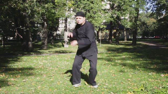 Толкающее усилие. Танец ударов кулаком. Стойка коленями наружу. смотреть онлайн