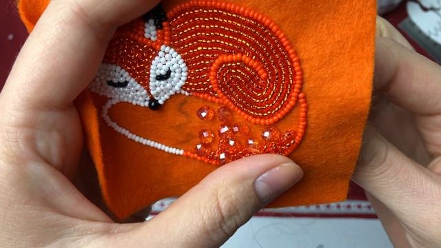 Брошь СПЯЩАЯ ЛИСИЧКА своими руками. РУССКИЙ ВАРИАНТ ОБРАБОТКИ КРАЯ смотреть онлайн