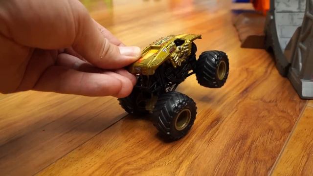 Monster Truck Monday MAX D Break Free Monster Jam Play Set смотреть онлайн