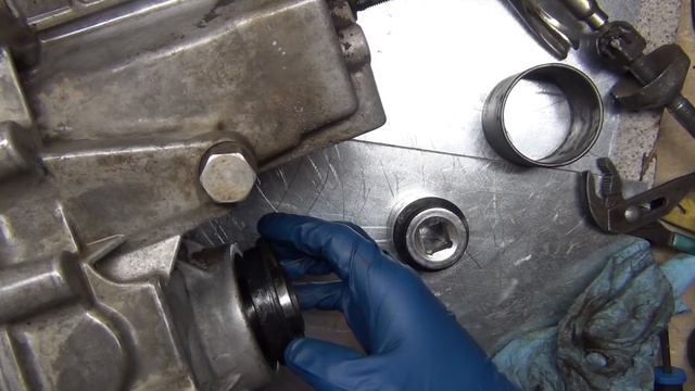 Chevy GMC Transfer Case Rebuild What To Repair Pt 2 смотреть онлайн