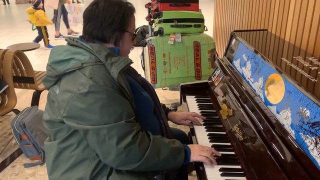 Piano time with Claudine at Dublin Airport смотреть онлайн