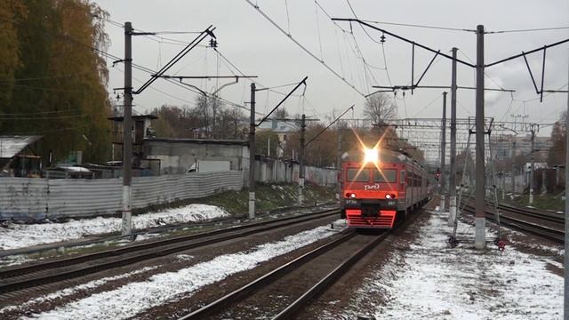 Электропоезд ЭТ2М-097 сообщением Санкт-Петербург - Сосново прибывает на ст. Пискарёвка смотреть онлайн