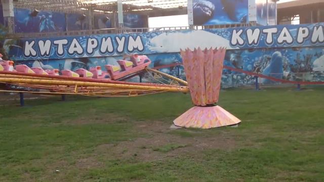 Жэка и Вика катаются на карусели парк Анапа 17.08.2016 смотреть онлайн