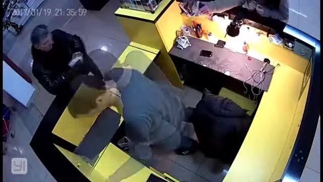 Украл дорогой телефон, заменив его подделкой смотреть онлайн