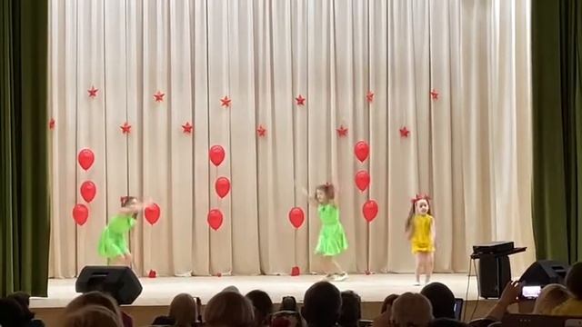 Танцевальный коллектив "Карамельки". Танец "Я рисую речку" смотреть онлайн