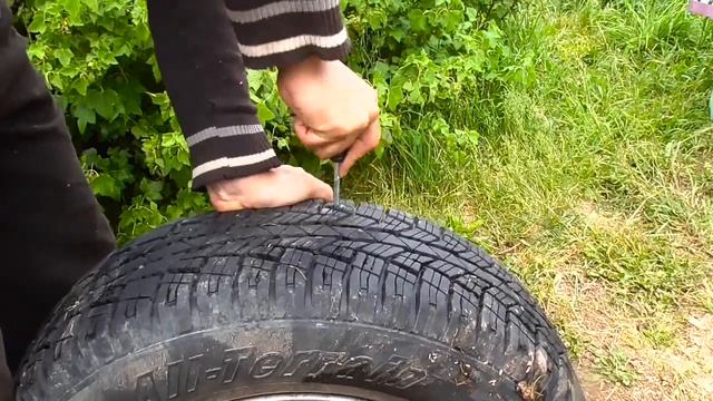 Проколол колесо гвоздем, ремонтирую в дачных условиях, с помощью набора для ремонта шины смотреть онлайн