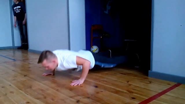 Отжимание с хлопками за спиной смотреть онлайн