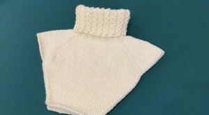 Детская манишка спицами