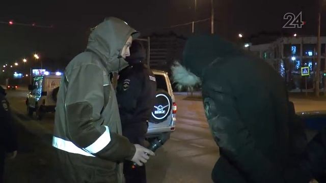 В Казани в результате полицейской погони Hyundai вылетел на трамвайные пути смотреть онлайн