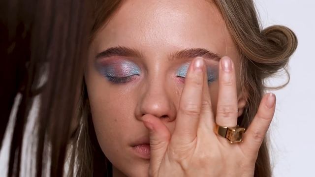 Цветной макияж глаз. Как поднять брови: лайфхак. Кукольный макияж смотреть онлайн