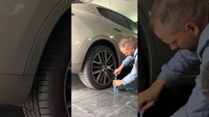 ЛАЙФХАК С ПОМОЩЬЮ БУТЫЛКИ | Как снять колпачок ступицы диска без снятия колеса