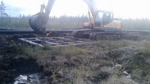 Экскаватор на сланях по болоту