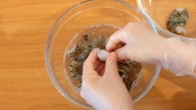 КАК ПРАВИЛЬНО ЧИСТИТЬ КРЕВЕТКИ!HOW TO CLEAN SHRIMP! смотреть онлайн