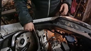 Добираемся до бачка омывателя Mercedes Benz GLK 220