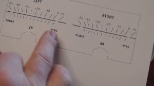 Усилитель и корпус со стрелочными индикаторами.