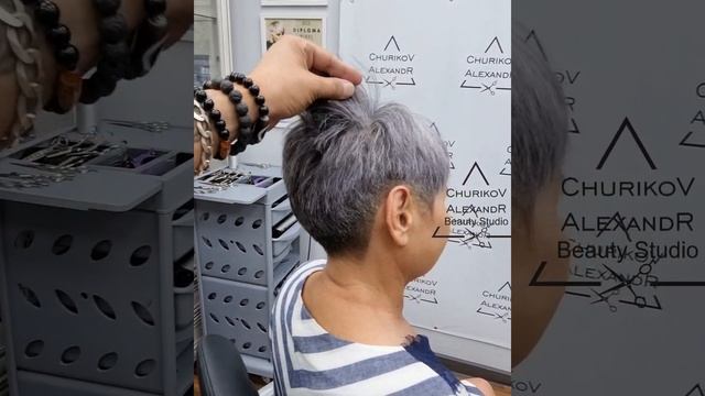 Короткая стрижка на сложную структуру волос.Стрижка выполнена без использования филировочных ножниц смотреть онлайн