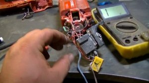 искрят щетки на дрели