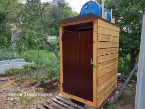 Летний душ из дерева на участке, бюджетно и своими руками