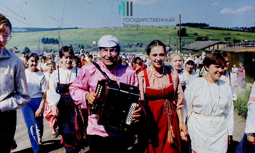 Девки ходят табунами за гармошкой дотемна смотреть онлайн